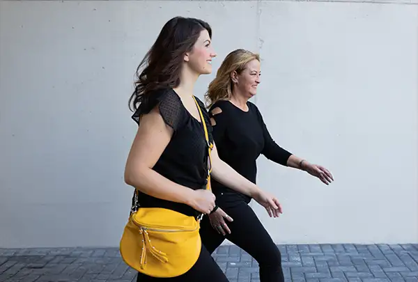 2 Frauen mit einer gelben Handtasche